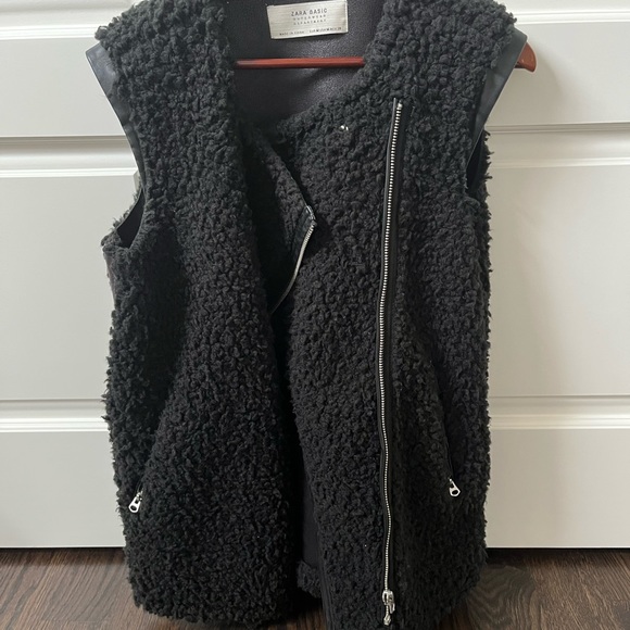 Zara Sherpa + Faux leather vest - Picture 1 of 2